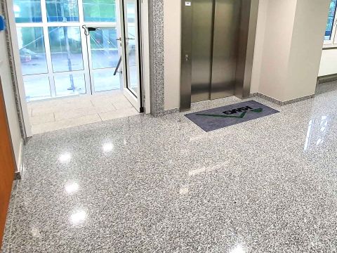 Kommunale Wohnungsgesellschaft Senftenberg Foyer mit Fahrstuhl